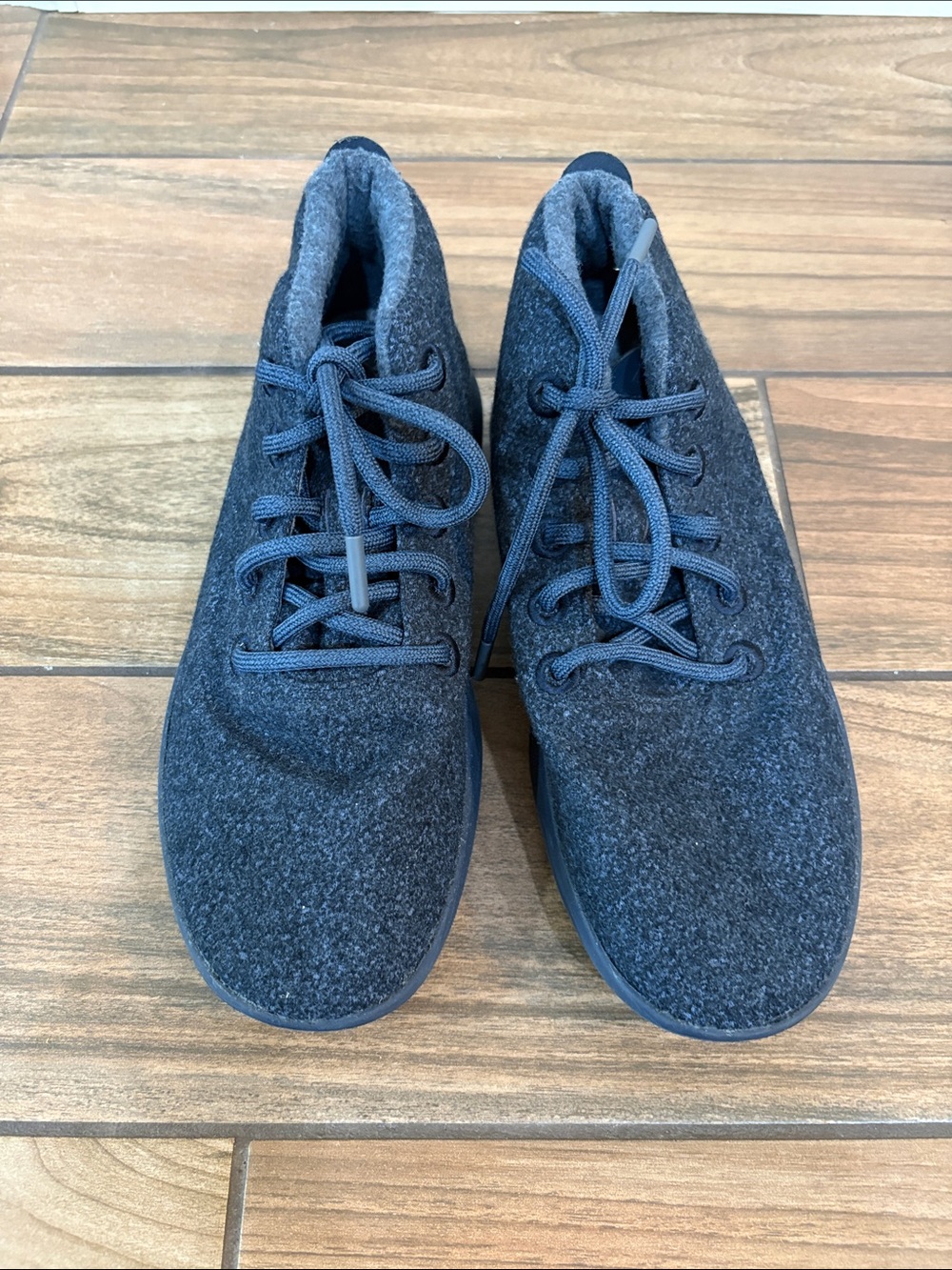 Allbirds women’s Lace-Up woolen Shoes size 10. Excellent condition